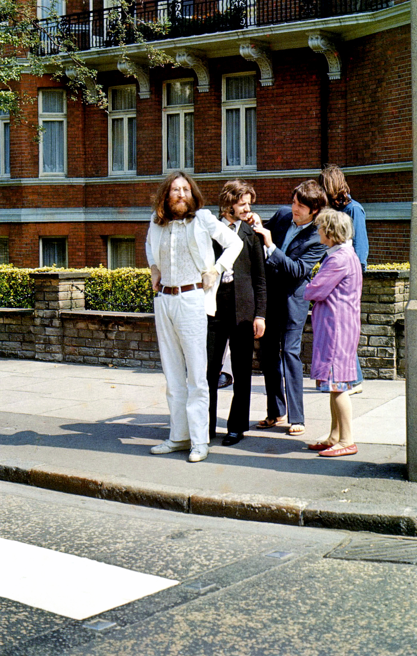 beatles_waiting to cross abbey road