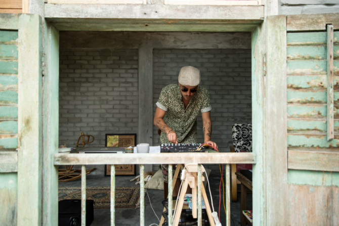 Dusun Sessions Housemeister working_670