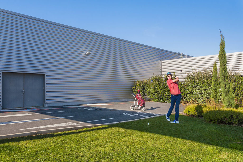 Art: "The golfer" by benjamin le brun - le centre des loisirs